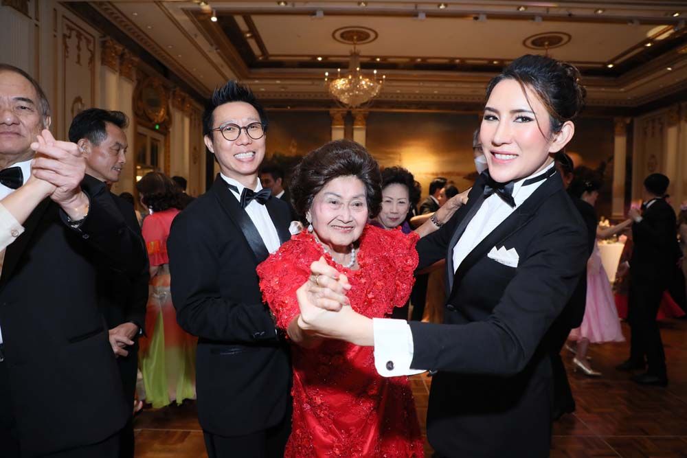 ท่านผู้หญิงเพ็ญศรี วัชโรทัย ลีลาศเปิดฟลอร์เต้นรำ

