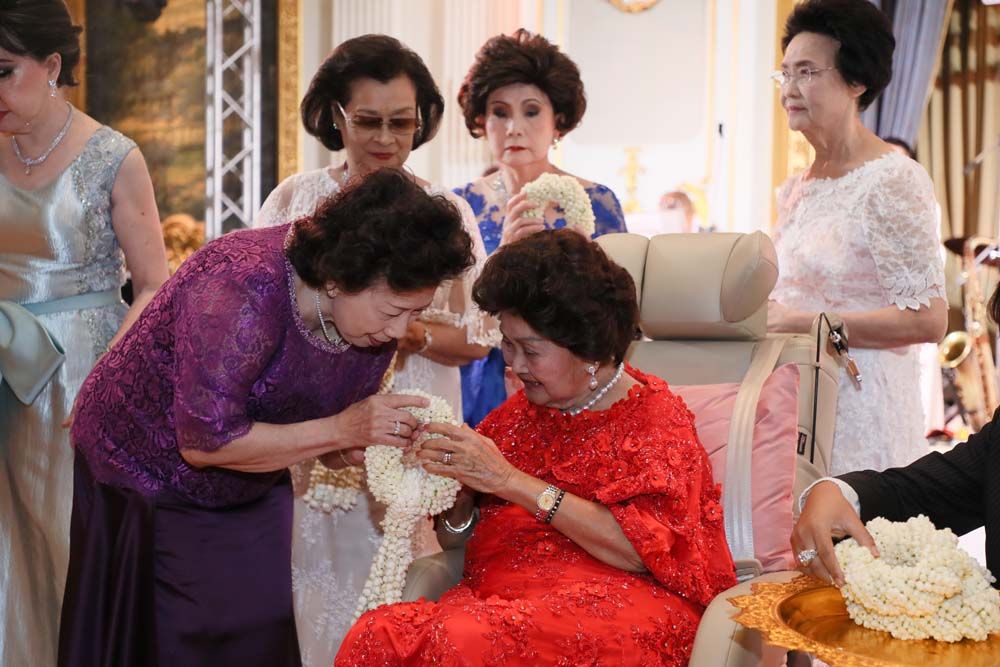 สุชาวดี แดงจำรูญ มอบพวงมาลัยแสดงมุทิตาจิตต่อท่านเจ้าของวันเกิด มี พญ.เจรียง จันทรกมล ร่วมอวยพรด้วย

