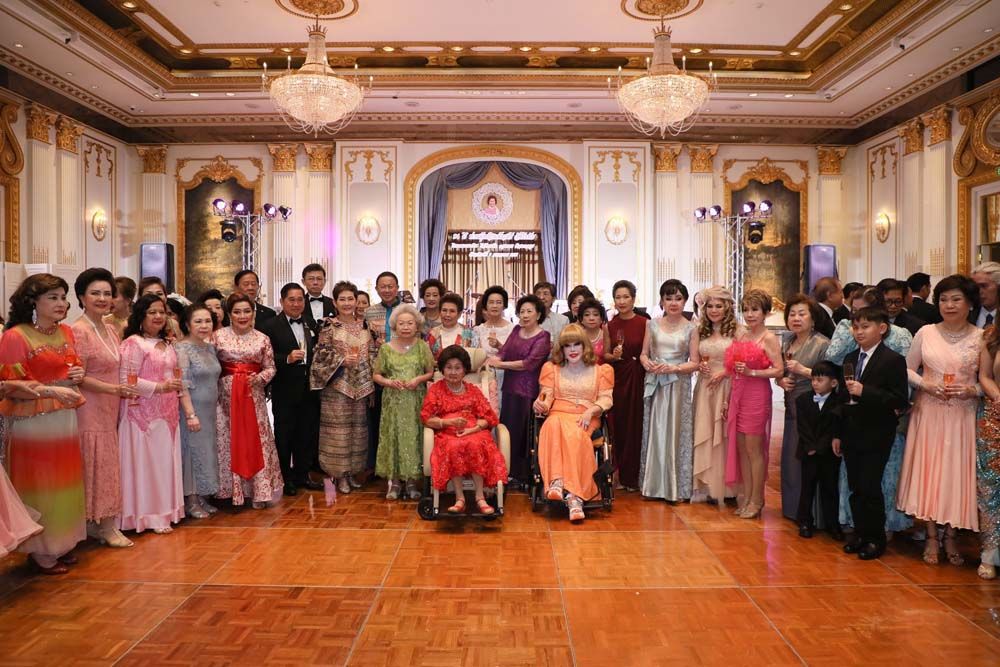 ท่านผู้หญิงเพ็ญศรี วัชโรทัย ท่ามกลางกัลยาณมิตรที่มาร่วมอวยพรวันเกิด

