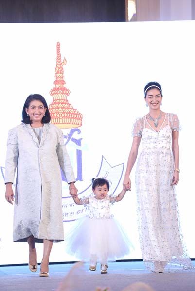 แพนเค้ก-เขมนิจ และ คุณแม่นวลนง จามิกรณ์