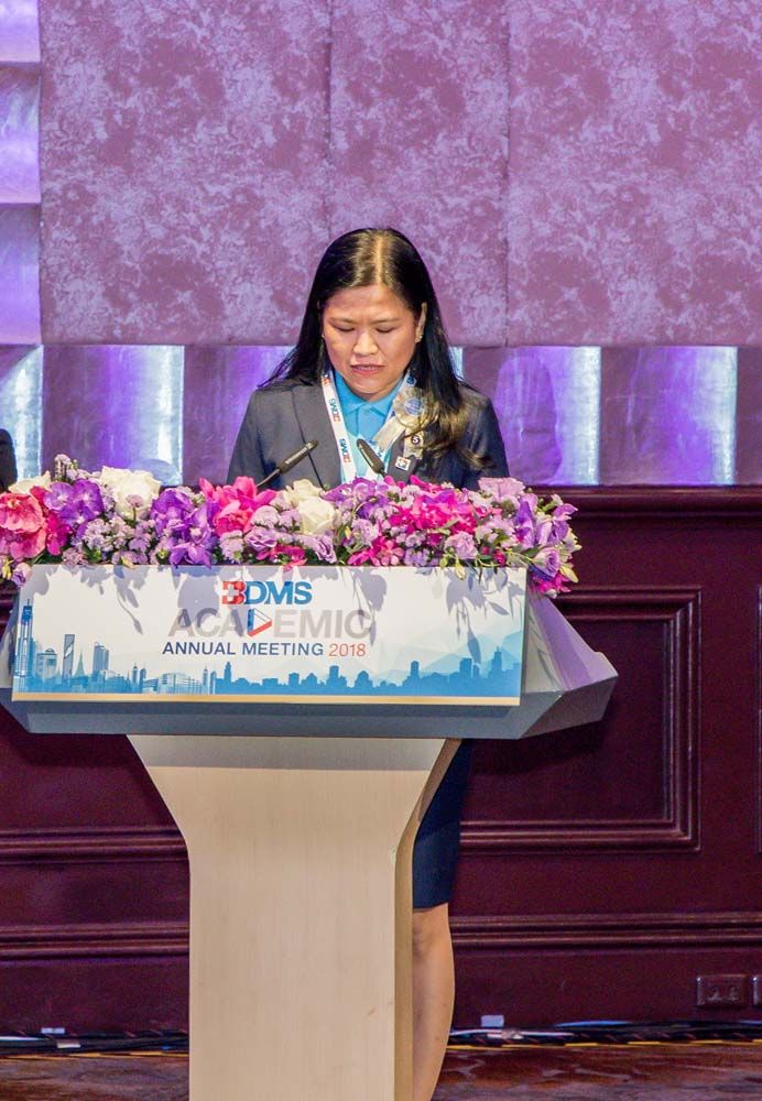 พญ.ปรมาภรณ์ ปราสาททองโอสถ ถวายรายงานการประชุมวิชาการ