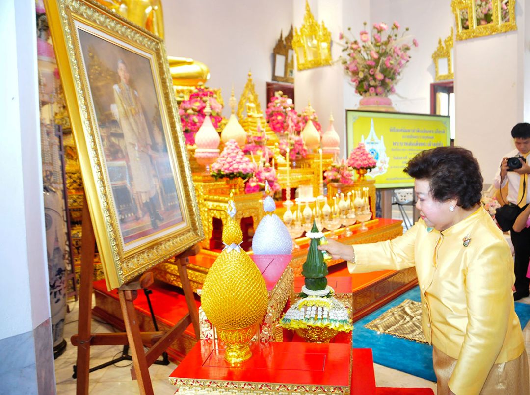 เบญจมาศ รุจิรวงศ์ นายกสมาคมสตรีไทยฯ เปิดกรวยกระทงดอกไม้ถวายความเคารพหน้าพระบรมฉายาลักษณ์

