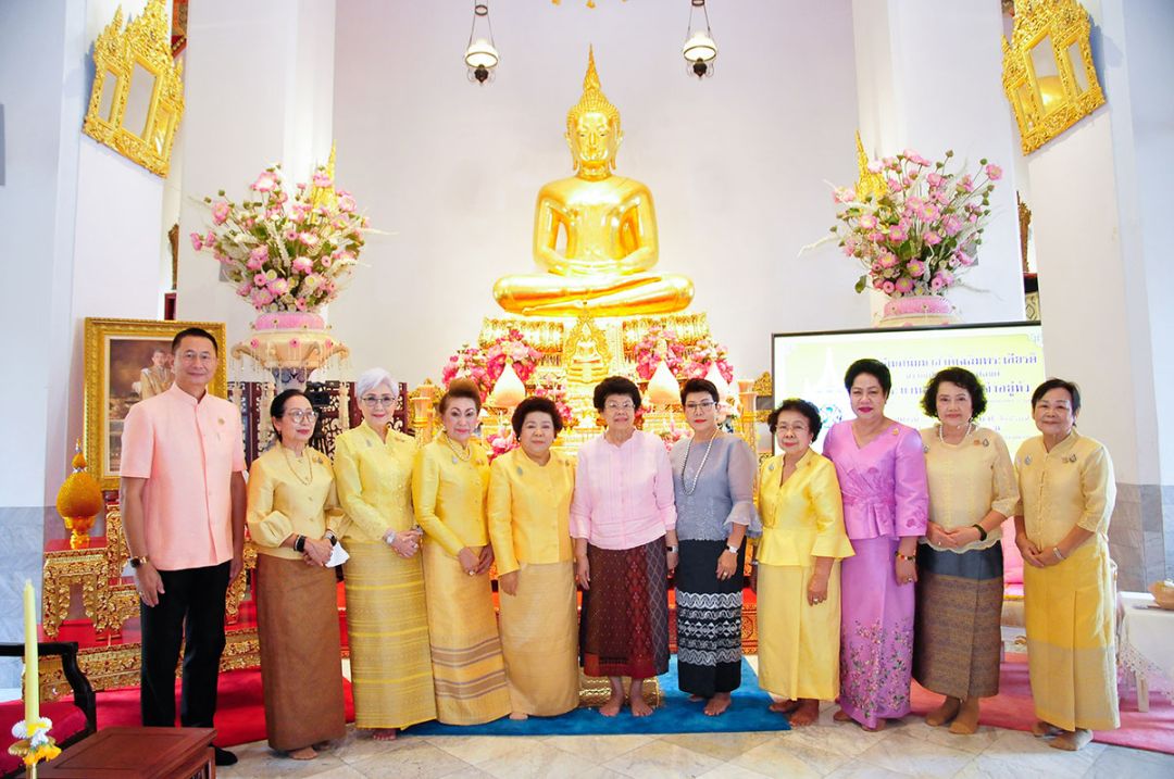 เบญจมาศ รุจิรวงศ์ พร้อมด้วยเจ้าภาพกัณฑ์เทศน์ ปิยะชนก ลิมปะพันธุ์, นภาสิริ ผาสุกวนิช, ดร.ทิพย์นารี อมาตยกุล, เพ็ญศรี สุขเจริญผล,
จันทิมา ทีปสุวรรณ, พึงใจ วรรณพานิช, จรรยา เฮงตระกูล, ภราไดย สุวรรณรัฐ, ศิริเพ็ญ วิจารณกุล และ มัจฉรี โอสถานนท์