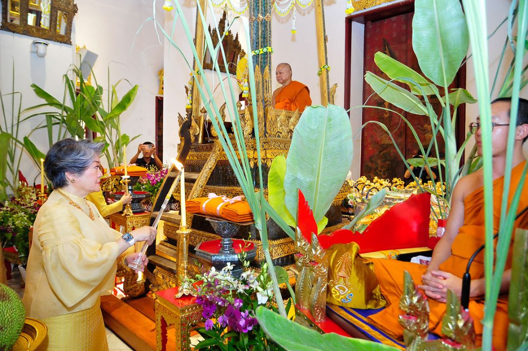 สุกัญญา ประจวบเหมาะ ประธานสภาสมาคมสตรีแห่งประเทศไทยฯ จุดธูปเทียนบูชากัณฑ์เทศน์

