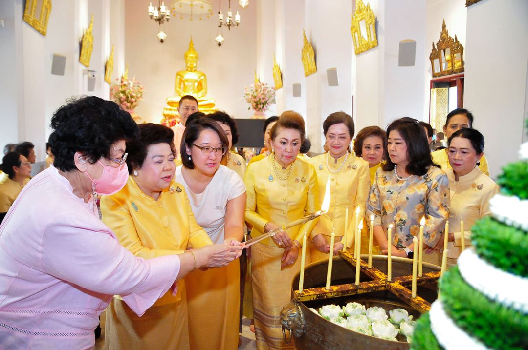 นายกสมาคมสตรีไทยฯ พร้อมด้วยคณะกรรมการ เจ้าภาพกัณฑ์เทศน์ ร่วมจุดเทียนน้ำมนต์


