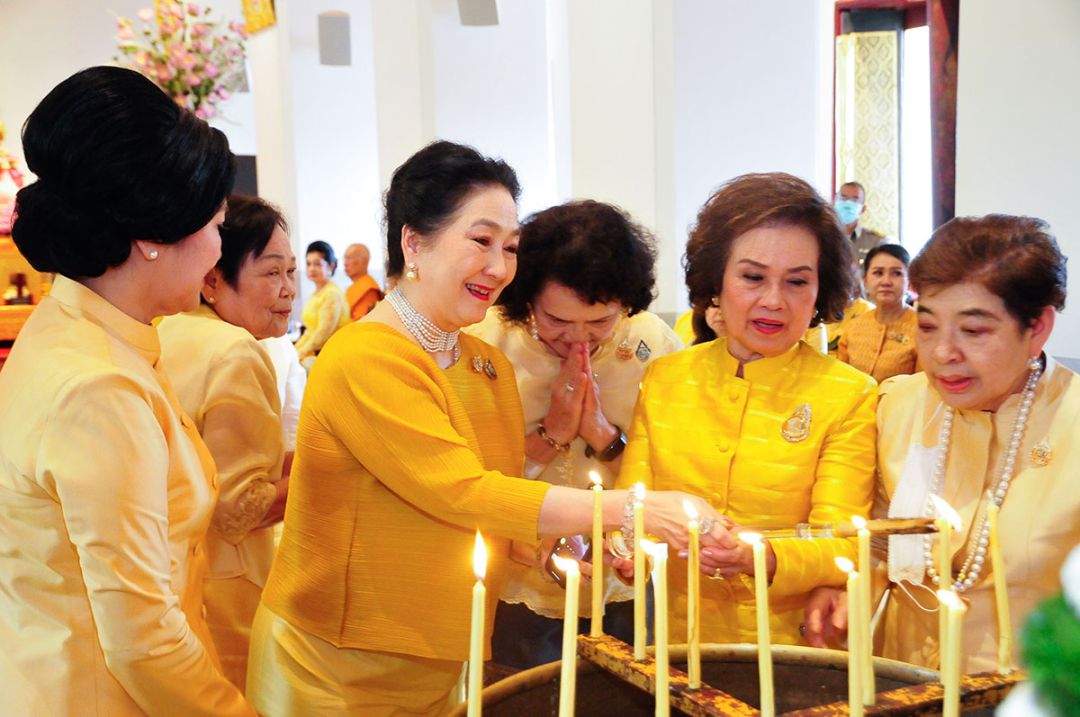 ผาณิต พูนศิริวงศ์ อดีตนายกสมาคมสตรีไทยฯ, เยาวมาลย์ วัชระเรืองศรี
และ ลดา รุธิรกนก จุดเทียนน้ำมนต์
