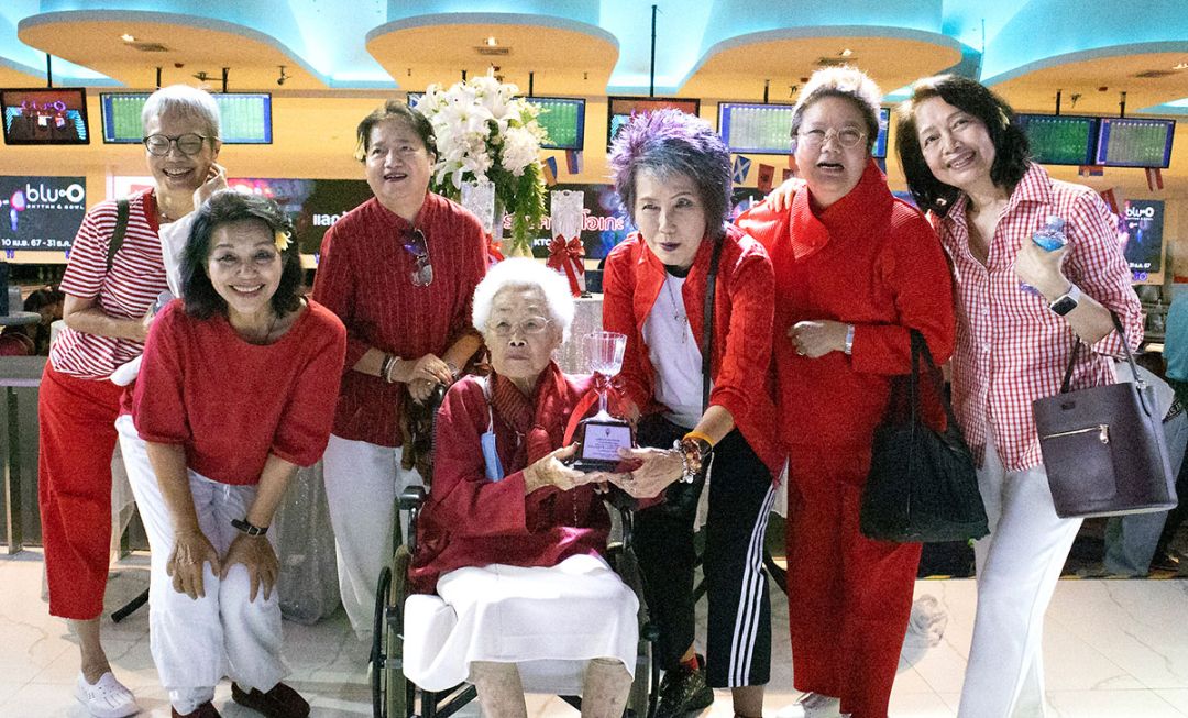 อ.วรรณดี คันธวงศ์ กับศิษย์วัฒนา รุ่น 98 วิสาขา บรรหารศุภวาท, วิรัชดา กิตติวัฒน์, ศุลีรัตน์
ลีนุตพงษ์, พญ.คุณหญิงพรทิพย์ โรจนสุนันท์, วิวรรณ กรรณสูต และ ปานหทัย เสรีรักษ์