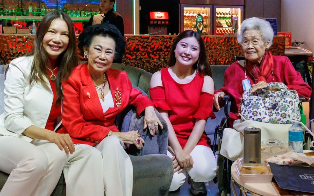 อ.วรรณดี คันธวงศ์, พวงทอง สัจจาภินันท์ กับศิษย์เก่า สาวิตรี สัจจาภินันท์
อัศวานุชิต และ น้องผิงผิง แชมป์ The Golden Song season 2