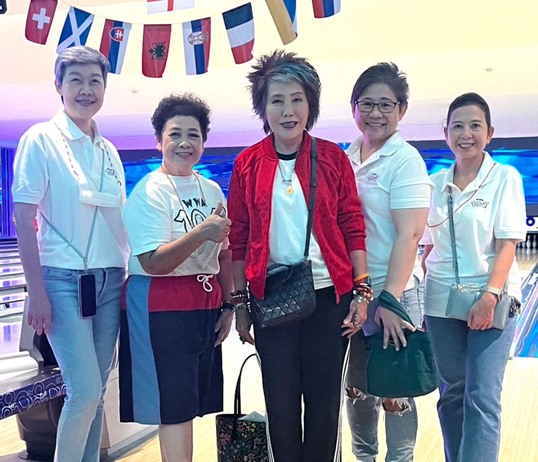 พญ.คุณหญิงพรทิพย์ โรจนสุนันท์ กับศิษย์วัฒนารุ่น 104 เก็จรุ้ง มาลากุล ณ อยุธยา, ชลาใส ราชกิจภารวิสัย, มาณวิกา ชินวัตร และ ลิสา นะวงศ์ อดีตนายก ส.ว.ว.


