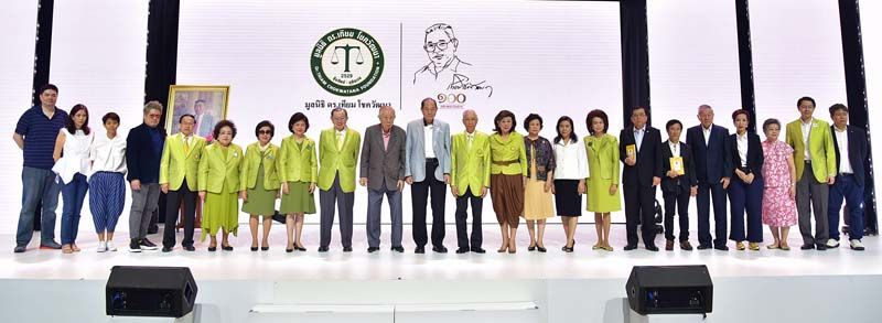 คณะกรรมการมูลนิธิ ดร.เทียม โชควัฒนา และผู้บริหารที่ร่วมเขียนบทความในหนังสือ