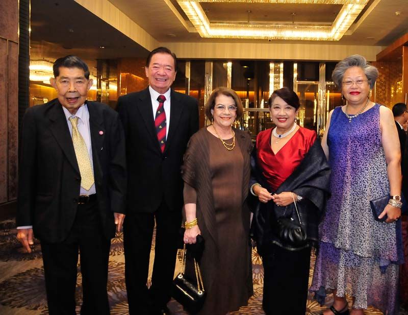 ม.จ.มงคลเฉลิม-หม่อมบงกชปริยา ยุคล, พิไลพรรณ สมบัติศิริ และ วิวัฒน์
สุทธิพงษ์ชัย