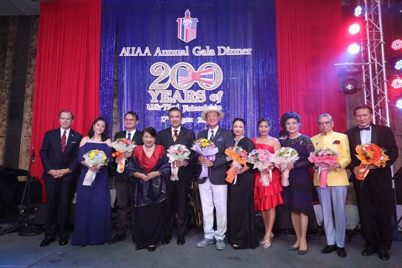 ศิลปินกิตติมศักดิ์ร่วมขับร้องเพลงในงาน อาทิ มาริสา สุโกศล หนุนภักดี, วุฒา ภิรมย์ภักดี,ดร.ภาธร ศรีกรานนท์, พรวิช ศิลาอ่อน, รรินศรี อัสสกุล, ดร.จารุวรี สนิทวงศ์
ณ อยุธยา, ประทีป-อัจฉรา ตั้งมติธรรม