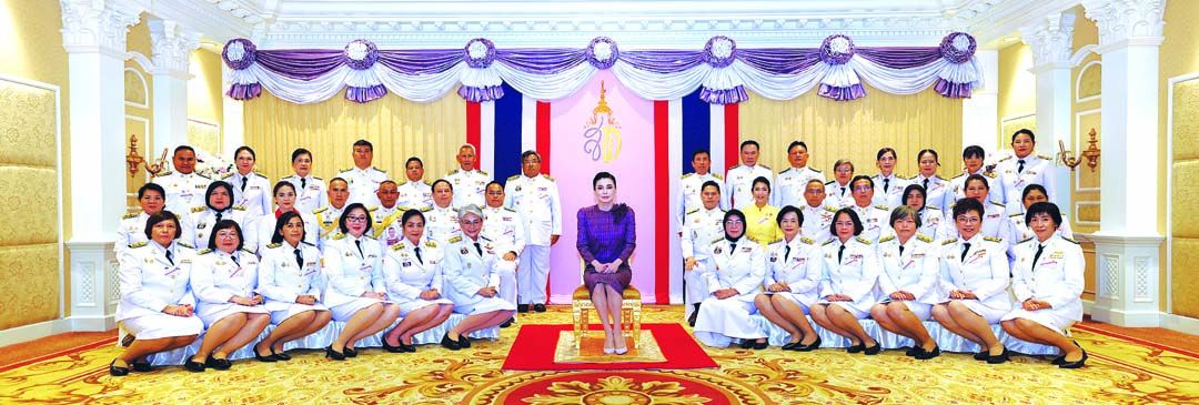 สมเด็จพระนางเจ้าฯ พระบรมราชินี ฉายพระฉายาลักษณ์ร่วมกับคณะผู้บริหารกระทรวงการพัฒนาสังคมและความมั่นคงของมนุษย์