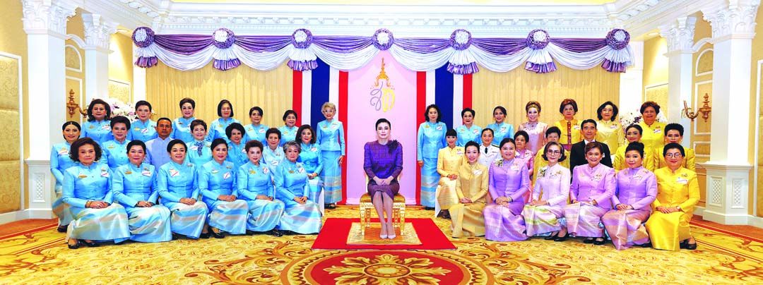 ฉายพระฉายาลักษณ์ร่วมกับคณะกรรมการสภาสมาคมสตรีแห่งชาติฯ