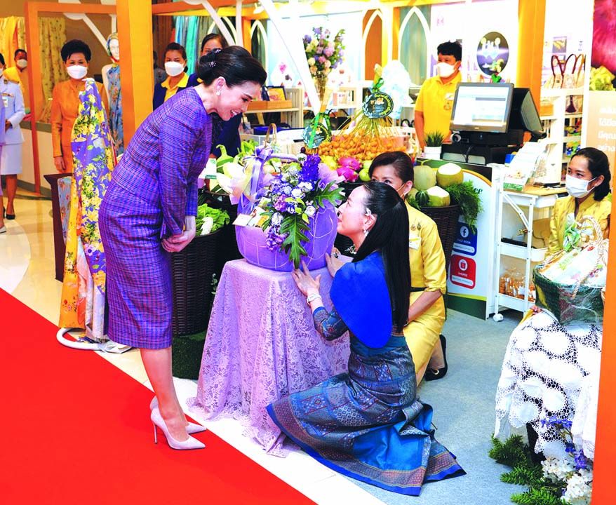 ทอดพระเนตรร้านโครงการหลวงที่มาร่วมจัดแสดงสินค้า โดยมี นวลพรรณ ล่ำซำ กรรมการ บริษัท สุวรรณชาด จำกัด ในพระบรมราชูปถัมภ์ เฝ้าฯรับเสด็จ