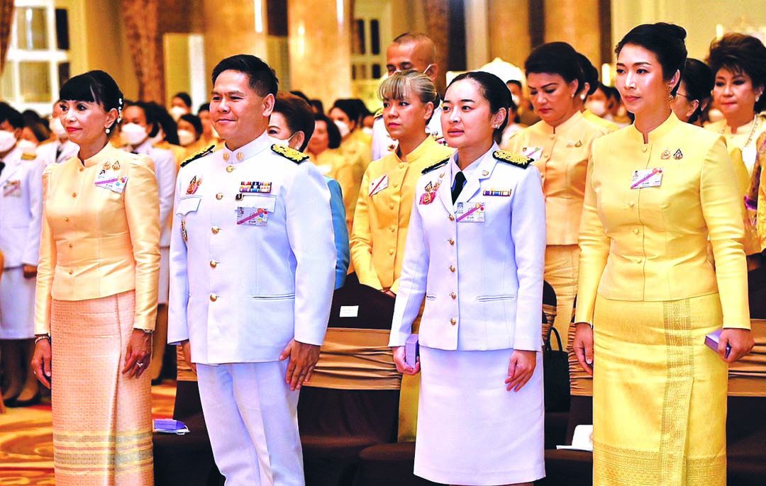 พักตร์พิไล ทวีสิน ภริยานายกรัฐมนตรี, วราวุธ ศิลปอาชา รัฐมนตรีว่าการกระทรวงการพัฒนาสังคมและความมั่นคงของมนุษย์, สุดาวรรณ หวังศุภกิจโกศล รัฐมนตรีว่าการกระทรวงวัฒนธรรม และ สุวรรณา
ศิลปอาชา ภริยา รมว.พม. เฝ้ารับเสด็จ