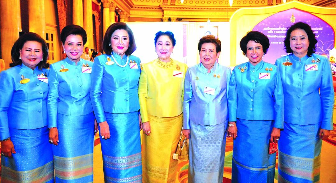 ผาณิต พูนศิริวงศ์ พร้อมด้วย 3 อดีตประธานสภาสมาคมสตรีแห่งชาติฯ จรรย์สมร
วัธนเวคิน, ดร.เรือนแก้ว กุยยกานนท์ แบรนด์ท, เยาวเรศ ชินวัตร โดยมี ดร.ณ ฤดี
เคียงศิริ, ดร.ธันยรัศมิ์ วงศ์กาสิทธิ์ และ ณัฏฐภัค อติเชษฐ์ธนิศ ร่วมถ่ายภาพ