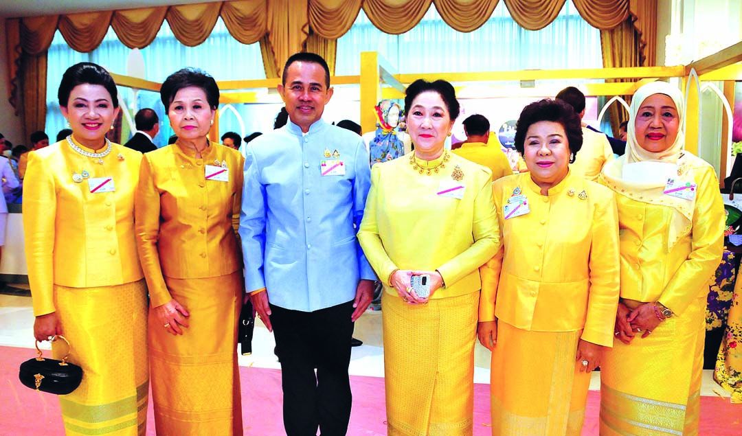 ร.ท.มนัส โนนุช ประธานสภาสังคมสงเคราะห์แห่งประเทศไทย ร่วมเฟรมกับคณะกรรมการสมาคมสตรีไทยแห่งประเทศไทยฯ นำโดย ผาณิต พูนศิริวงศ์ อดีตนายกสมาคมและที่ปรึกษา, เบญจมาศ รุจิรวงศ์ นายกสมาคม, พวงทอง อานันทนะสุวงศ์ ร่วมด้วย ธิดารักษ์ สัจจพงษ์ และ
ศรีวรรณ สายฟ้า