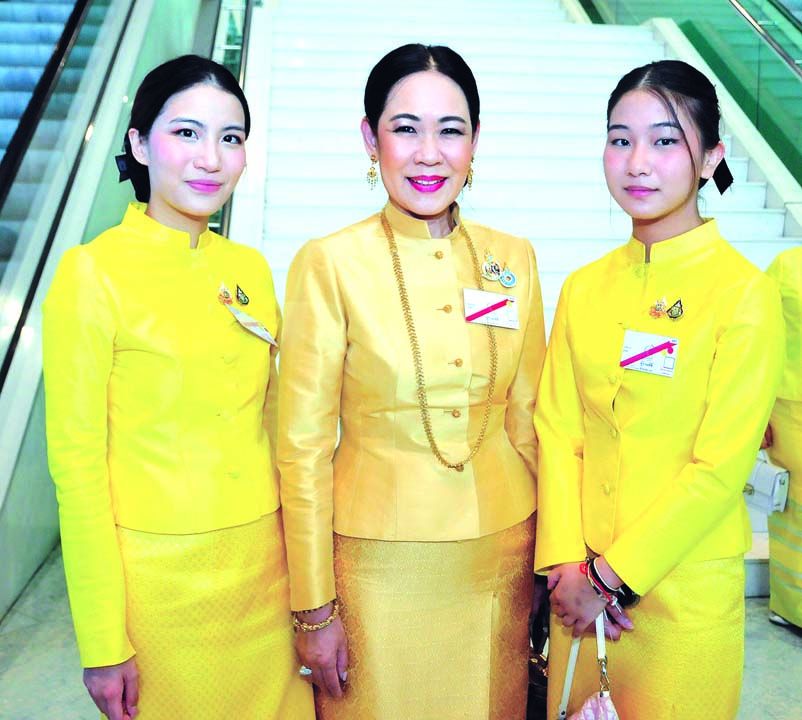 สุดถนอม กรรณสูต มาร่วมงานพร้อมกับ
ผู้หญิงรุ่นใหม่ ธารีรัตน์ ยุกตะเสวี และ อรวรา
ภูริเดช