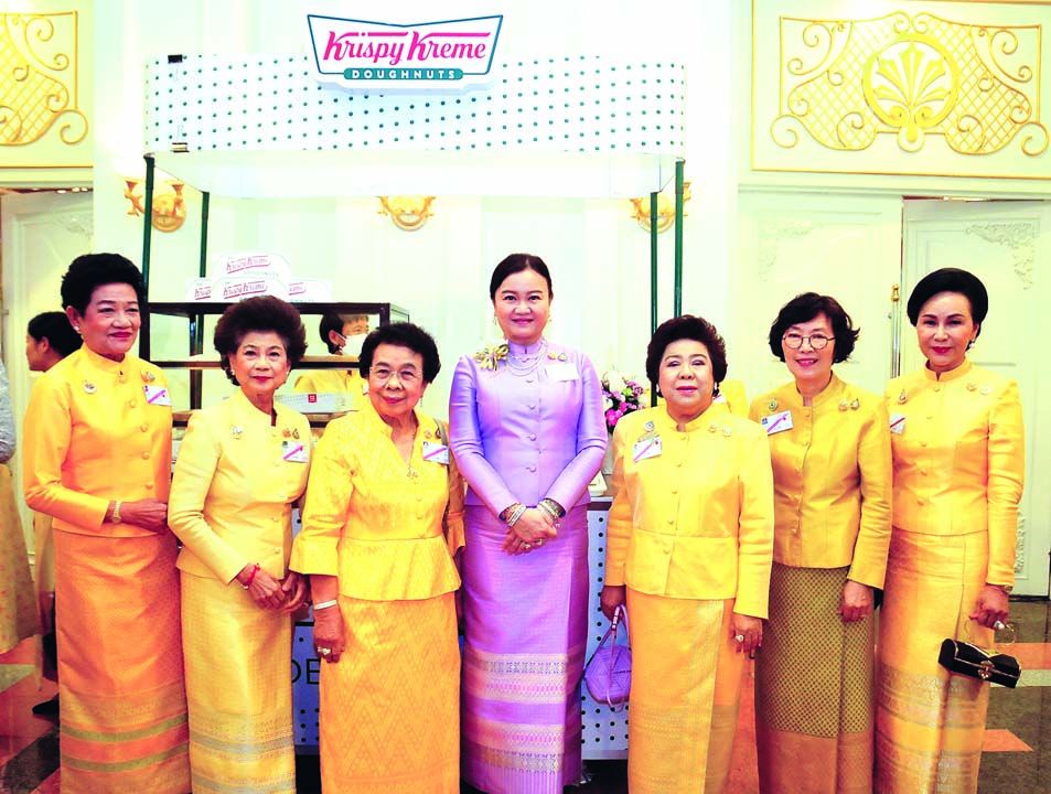 เบญจมาศ รุจิรวงศ์, จรรยา เฮงตระกูล, ชณิกา เทศดนตรี, ทรัพย์ทวี เชื้อบุญมี, ยุพดี สัตตะรุจาวงษ์ และ พัชระภรณ์ ยิ้มแย้ม แสดงความยินดีกับ สตรีไทยดีเด่น 2567 ดร.อุษณีย์ มหากิจศิริ พร้อมนำโดนัท คริสปี้ ครีม แสนอร่อยมาแจกให้ผู้ร่วมงาน
ได้อิ่มอร่อย