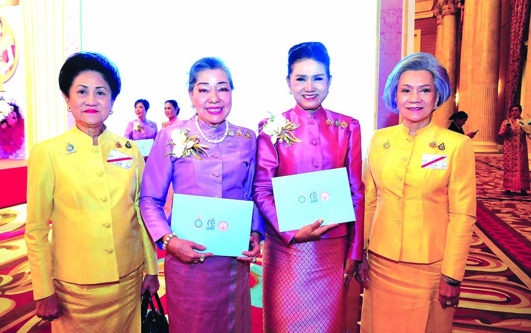 วงกต จันทรมังกร และ ดร.อรุณศรี จงเจียมจิตต์ รับรางวัลสตรีไทยดีเด่น 2567 โดยมี ตวงรัตน์ ศิริยง และ พวงเพชร อภิธนาคุณ ร่วมยินดี