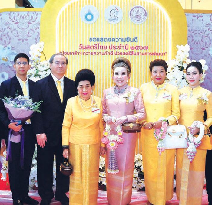 รมณีย์ เธียรประสิทธิ์ สตรีไทยดีเด่น 2567 พร้อมหน้าครอบครัวนำโดย คุณหญิงโรส
บริบาลบุรีภัณฑ์, สามีและลูกๆ มานน-นรเสฏฐ์-สุดาภา เธียรประสิทธิ์, พี่สาว รัญชา บริบาลบุรีภัณฑ์
ร่วมแสดงความยินดี