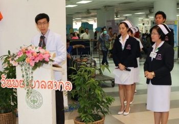 พยาบาล รพ.มหาราชนครเชียงใหม่ ให้บริการตรวจสุขภาพประชาชน เนื่องในวันพยาบาลสากล