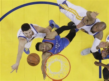 \'เคอร์รี\'ยิง3คะแนนดับธันเดอร์ ช่วยให้วอร์ริเออร์สเข้าชิงNBA (ชมคลิป)