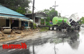 พ่วง18ล้อเสียหลักพุ่งชนบ้านพัง! บาดเจ็บ2ราย-เหตุฝนตกถนนลื่น