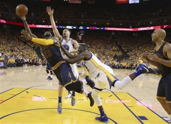 \'วอร์ริเออร์ส\'ไล่ยำ\'คลีฟแลนด์\'ยับ ขึ้นนำ2-0ซีรีส์นัดชิงชนะเลิศNBA (ชมคลิป)