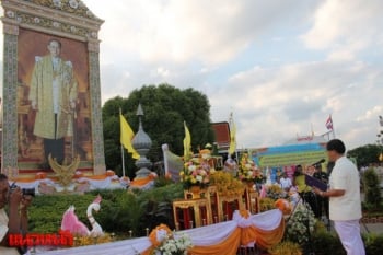 \'สงฆ์-พสกนิกร\'ชาวอยุธยานับหมื่น ร่วมสวดมนต์ถวายพระพร\'ในหลวง\'