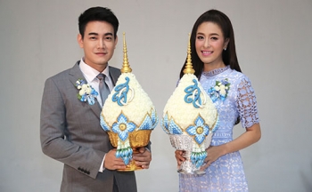 ‘ฟลุค-โบว์ลิ่ง’ สื่อรักแทนใจ พรีเซ็นเตอร์ ‘ดอกมะลิวันแม่ ปี 2559’