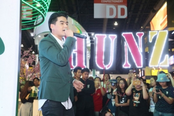 ‘ฮั่น เดอะ สตาร์’ ควง ‘ขวัญ-อุษามณี’ โชว์มินิคอนเสิร์ตบูธไทยเบฟ