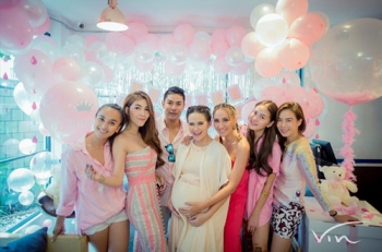 \'แอน-ภูริ\'จัดปาร์ตี้ฉลองก่อนคลอด แก๊งนางฟ้าร่วมยินดีในธีมสุดหวาน