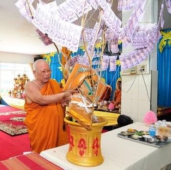คณะกก.มูลนิธิวัดธาตุทอง และ คณะ กก.บริหารโรงเรียนอนุบาลวัดธาตุทอง จัดทอดผ้าป่าสามัคคี ถวายเป็นพระราชกุศลแด่ พระบาทสมเด็จพระเจ้าอยู่หัว ในโอกาสทรงครองราชย์ครบ 70 ปี