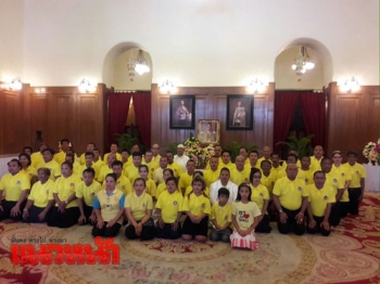 พสกนิกรพร้อมใจสวมเสื้อเหลือง เข้าลงนามถวายพระพร\'ในหลวง\'