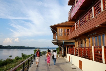 ชวนเที่ยว ชุมชนถนนสายวัฒนธรรมบ้านไม้เก่าริมโขงที่เชียงคาน