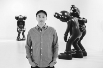 ศิลปินชื่อก้องโลก KAWS โชว์ชิ้นงานประติมากรรมมาสเตอร์พีซ