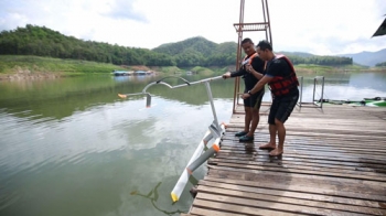 ‘สมจิตร จงจอหอ’ วัดความเร็วกับเรือหางยาว  ใน ‘อึ้งทึ่งเสียว’