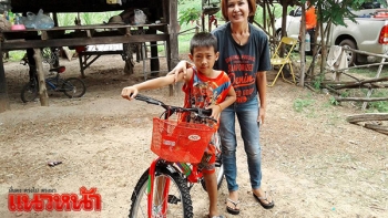 \'น้องฟีโน่\'ดีใจได้จักรยานคันใหม่ จ่อสร้างบ้านให้ทดแทนหลังเก่า