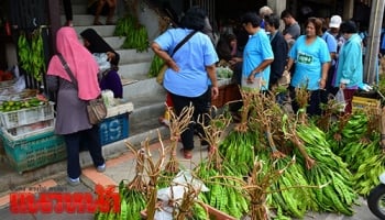 \'เบตง\'นทท.ไทย-มาเลย์คึกคัก แห่ซื้อทุเรียน-สะตอวันหยุดยาว
