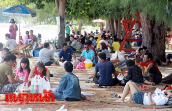 ปชช.หนีร้อนเที่ยวทะเลสัตหีบ ไหว้พระขอพรวันหยุดยาวคึกคัก