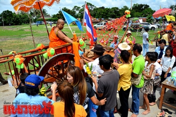 ปชช.\'ตักบาตรพระบนหลังเกวียน\' เพชรบุรีแห่งเดียวในประเทศไทย