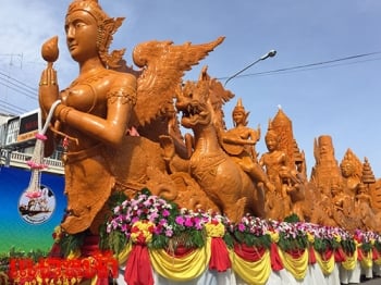 \'แห่เทียนพรรษาสุพรรณฯ\'ยิ่งใหญ่  \'อู่ทอง\'จัดพิเศษรำลึกถึง\'บรรหาร\' (ประมวลภาพ)