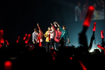 ‘ไอคอน’โชว์ไทม์ ทัวร์ อิน แบงคอก แสงสีเสียงแน่น สมคำร่ำลือ!!