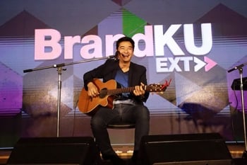 ‘ก้อง-สหรัถ’ โชว์มินิคอนเสิร์ตแสนอบอุ่น