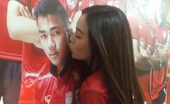 โชว์หวาน!!\'เมย์\'จุ๊บโปสเตอร์\'เจ\' ให้รางวัลแฟนหนุ่มทำประตูสวย