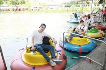 แก๊ง‘โตแล้ว’ ตะลุย ดรีมเวิลด์ ย้อนวัยไปเป็นเด็กเล่นเครื่องเล่นสุดฮิต