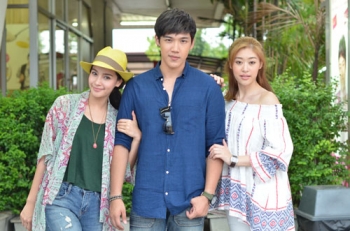‘แกงส้ม-วิว-เฟิร์น’  ครื้นเครงหลังกล้อง กับ 3 นักแสดง ‘รักฝุ่นตลบ’