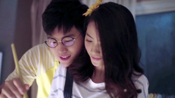 ‘ฮอน’ สุดเขิน!! ขโมยหอมแก้มสาว